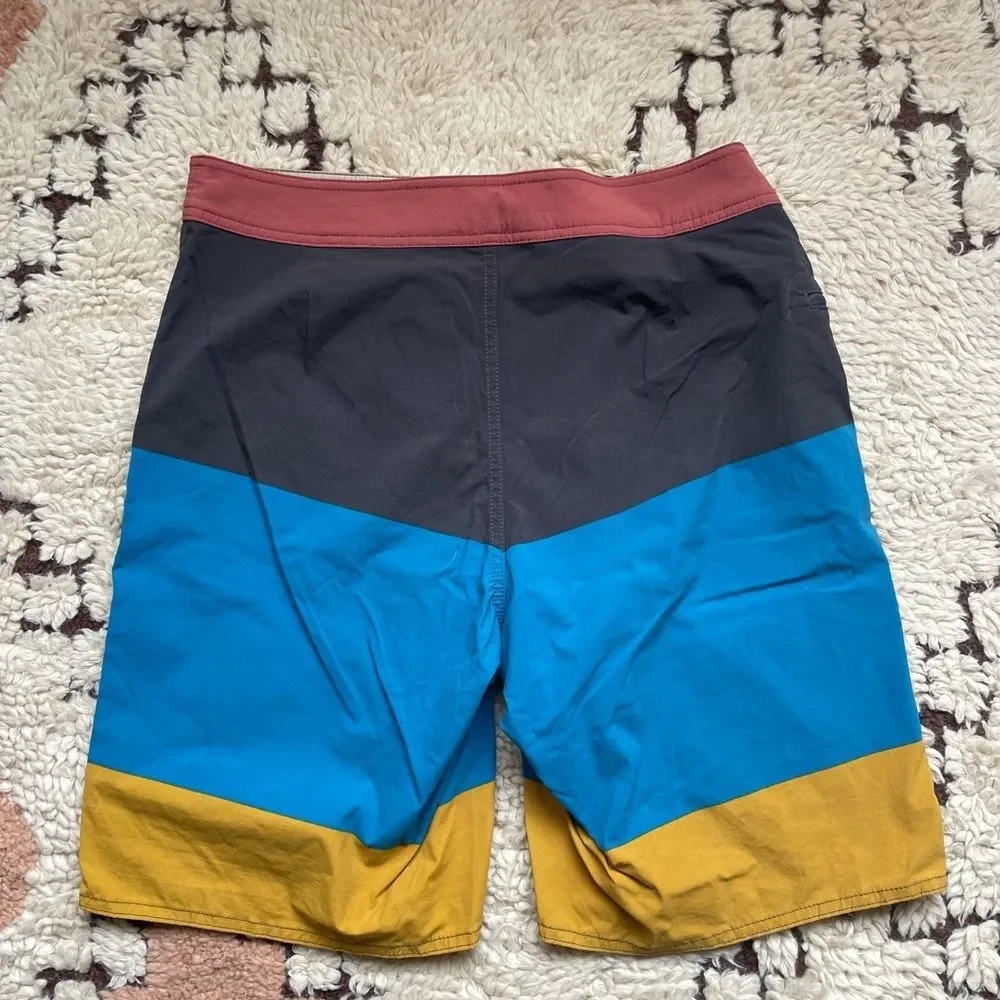 Patagonia shorts M's Stretch Wavefarer Volley Shorts 21 in swim trunks size 34